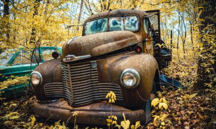Navigating the Legal Landscape of Commercial Truck Accidents: Understanding, Hiring, and Qualifying a Truck Accident Lawyer