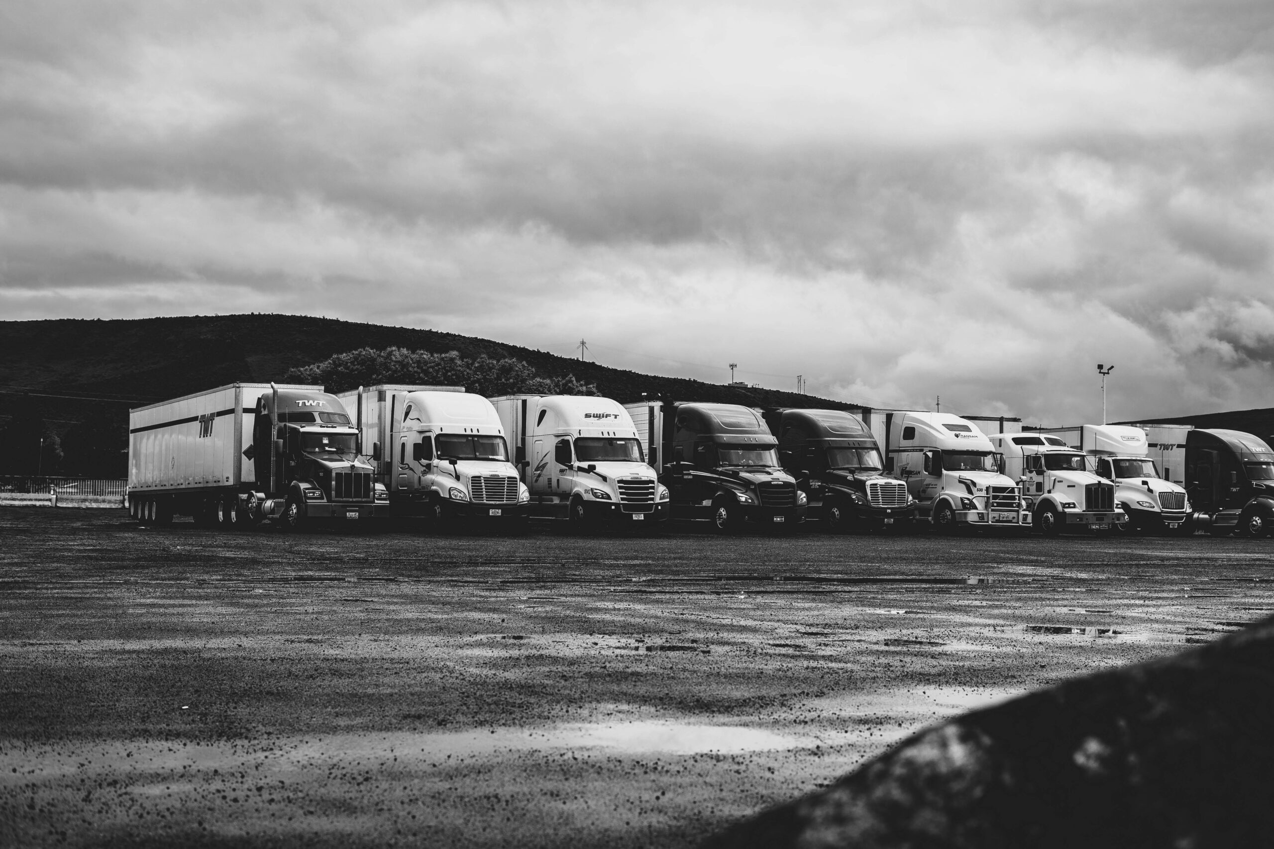 Geparkte Lastwagen Unter Wolken