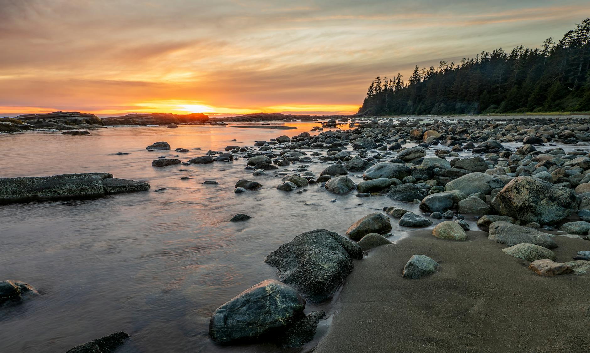 Rocky Shore Mit Felsen An Der Küste Während Des Sonnenuntergangs