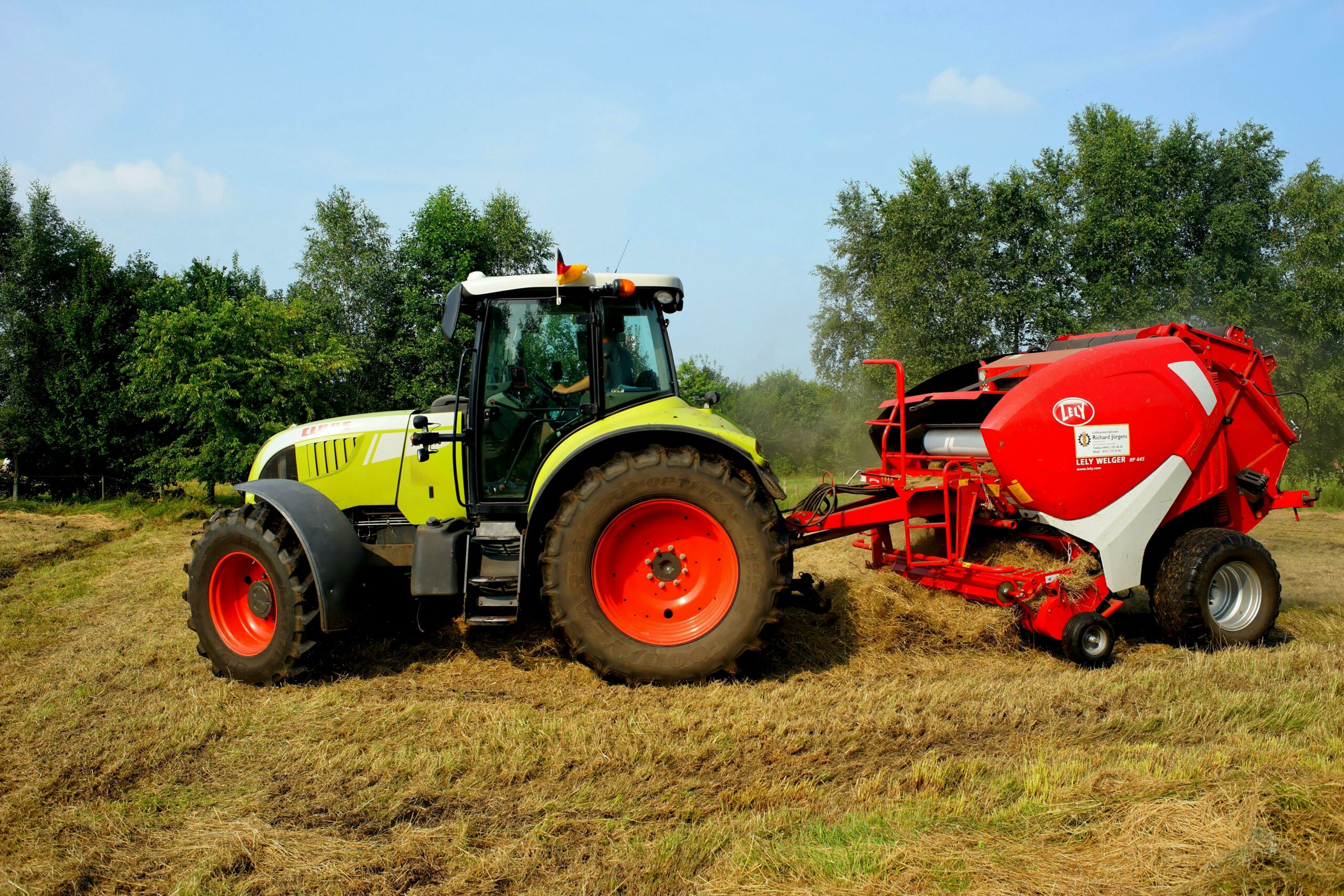 Roter Gelber Und Weißer Traktor Auf Grasfeld Während Des Tages