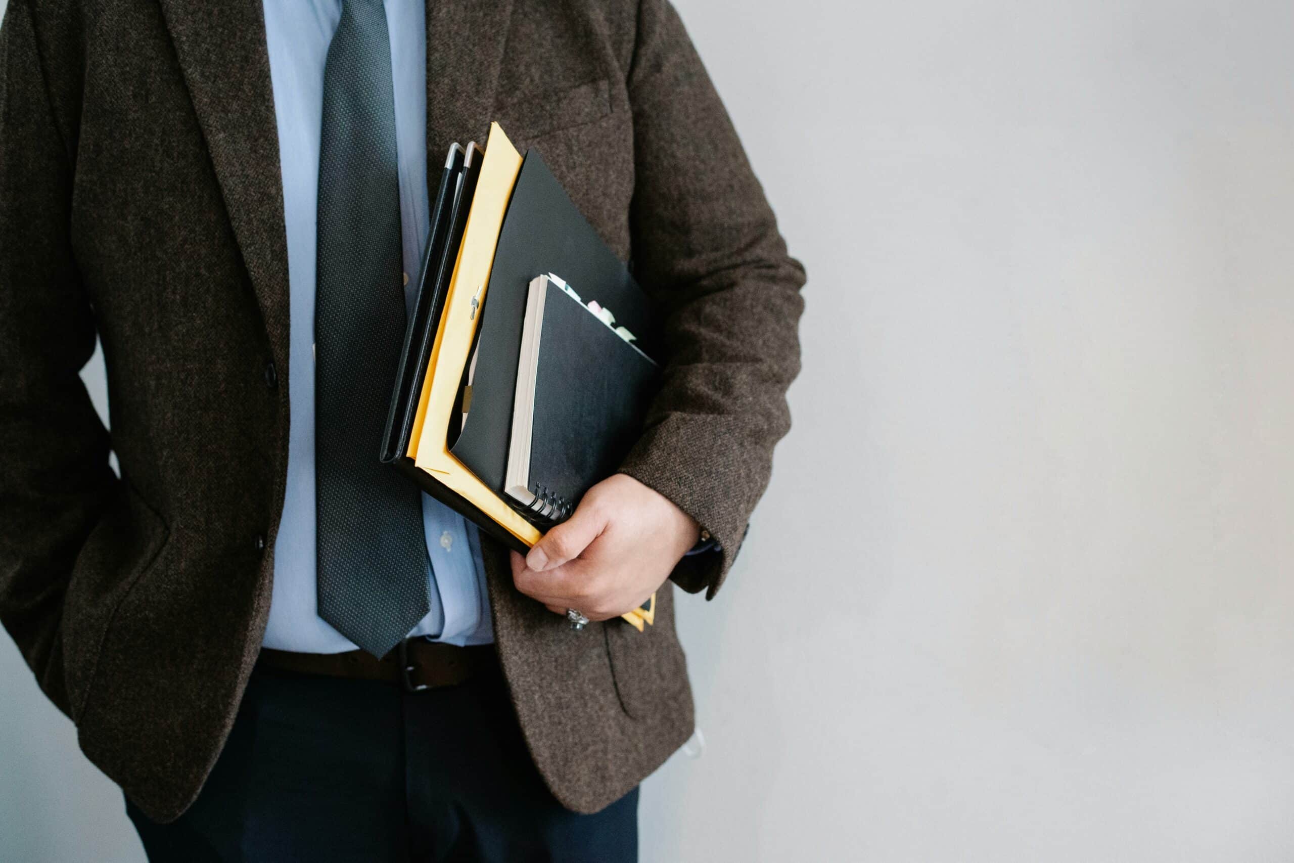 Ernten Sie Nicht Erkennbaren Büroangestellten, Der Mit Papieren In Der Hand Steht