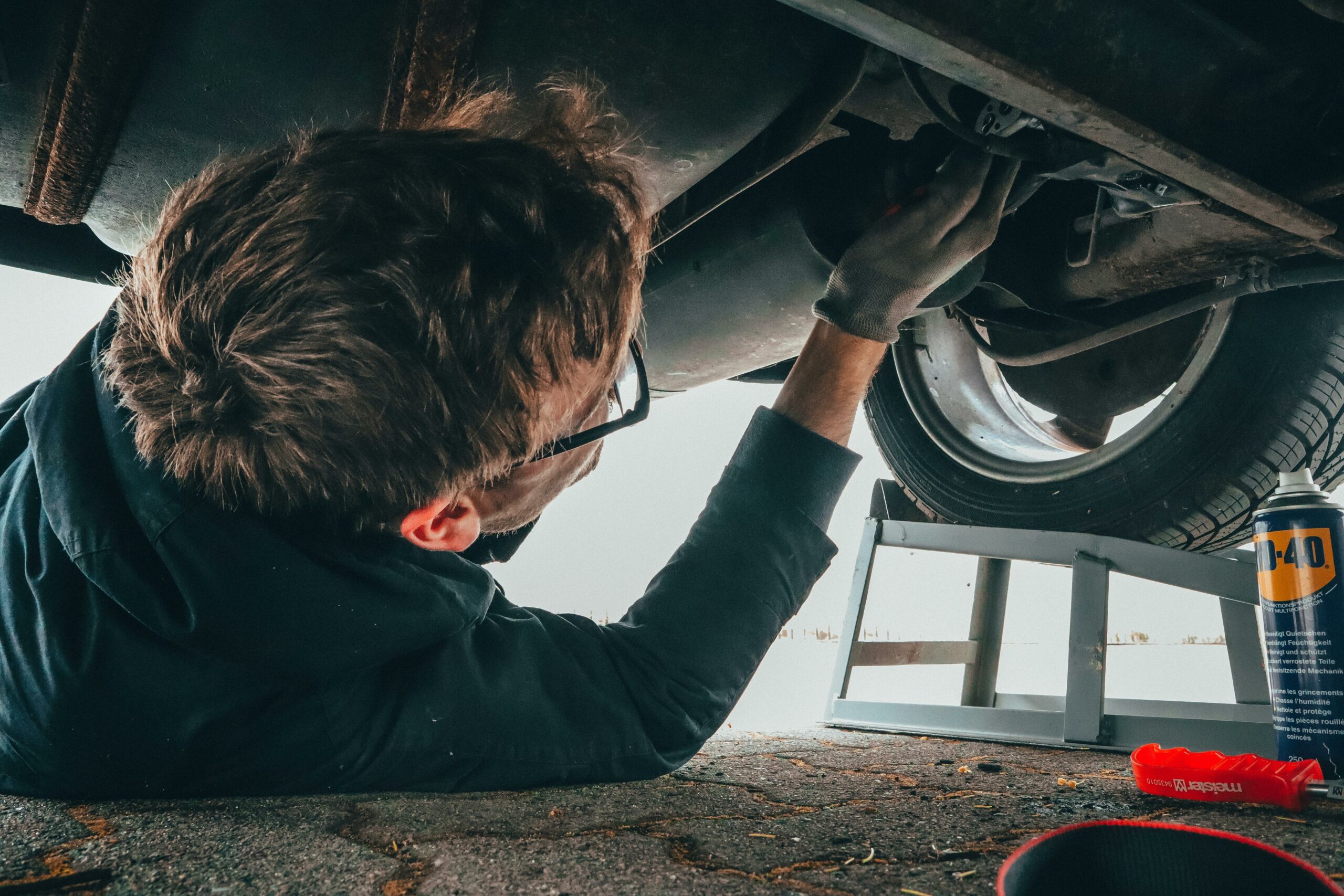 Mann, Der Fahrzeugmotor Repariert